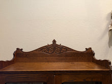 Load image into Gallery viewer, Victorian Quarter Sawn Antique Oak Bookcase