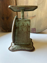 Load image into Gallery viewer, Vintage Measuring Scale