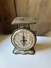 Load image into Gallery viewer, Vintage Measuring Scale