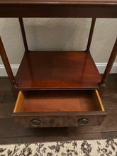 Load image into Gallery viewer, Vintage Mahogany Hendredon End Tabel
