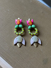 Load image into Gallery viewer, Stella &amp; Dot Tropical Earrings
