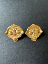Load image into Gallery viewer, Susan Shaw Queen Bee Intaglio Clip On Earrings
