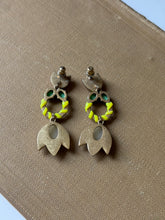 Load image into Gallery viewer, Stella &amp; Dot Tropical Earrings
