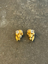Load image into Gallery viewer, Pearl Cluster Stud Earrings

