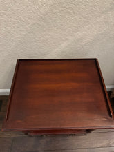 Load image into Gallery viewer, Vintage Mahogany Hendredon End Tabel
