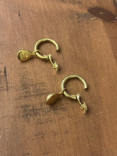 Load image into Gallery viewer, Vintage Trifari Clip On Earrings
