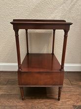 Load image into Gallery viewer, Vintage Mahogany Hendredon End Tabel
