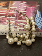 Load image into Gallery viewer, Chunky Express Pearl Necklace
