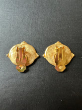 Load image into Gallery viewer, Susan Shaw Queen Bee Intaglio Clip On Earrings
