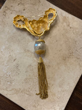 Load image into Gallery viewer, Large Tassel Pearl Brooch
