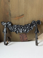 Load image into Gallery viewer, Metal Bow Wall Hook
