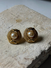 Load image into Gallery viewer, Vintage Regal Pearl Earrings
