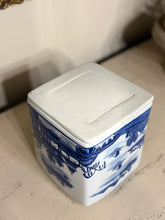 Load image into Gallery viewer, Blue &amp; White Chinoiserie Tissue Box
