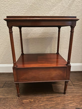 Load image into Gallery viewer, Vintage Mahogany Hendredon End Tabel

