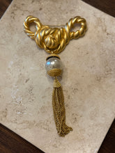Load image into Gallery viewer, Large Tassel Pearl Brooch
