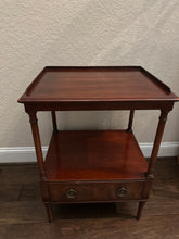 Load image into Gallery viewer, Vintage Mahogany Hendredon End Tabel
