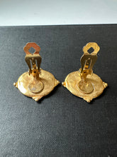 Load image into Gallery viewer, Susan Shaw Queen Bee Intaglio Clip On Earrings

