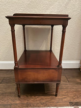 Load image into Gallery viewer, Vintage Mahogany Hendredon End Tabel
