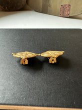 Load image into Gallery viewer, Susan Shaw Queen Bee Intaglio Clip On Earrings
