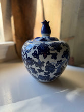 Load image into Gallery viewer, Chinoiserie Blue &amp; White Ginger Jar
