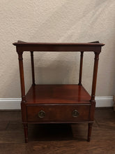 Load image into Gallery viewer, Vintage Mahogany Hendredon End Tabel
