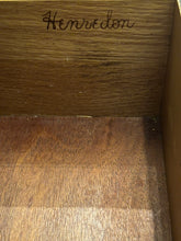 Load image into Gallery viewer, Vintage Mahogany Hendredon End Tabel
